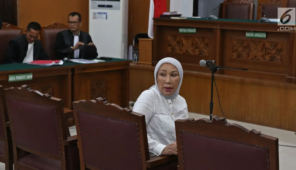 Terdakwa kasus dugaan penyebaran berita bohong atau hoaks Ratna Sarumpaet saat menjalani sidang lanjutan di PN Jakarta Selatan, Selasa (18/6/2019). Sidang tersebut beragenda pembacaan pledoi atau nota pembelaan dari terdakwa. (Liputan6.com/Herman Zakharia)