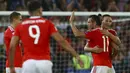 Gareth Bale dan para pemain Wales merayakan kemenangan atas Austria pada laga Group D kualifikasi Piala Dunia 2018 di Cardiff City Stadium, Cardiff, (2/8/2017). Wales menang 1-0.  (AFP/Geoff Caddick)