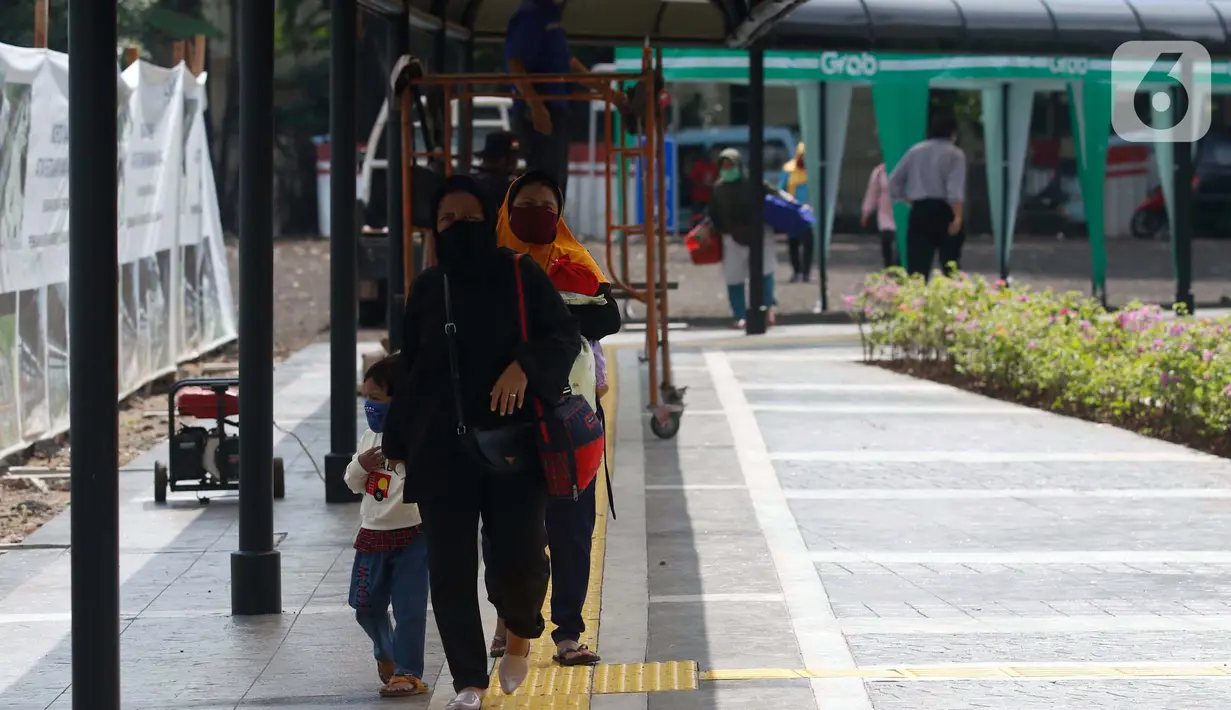 Warga berjalan di trotoar Stasiun Tanah Abang, Jakarta Pusat, Jumat (5/6/2020). Selain jalur khusus angkutan umum, fasilitas untuk pejalan kaki di Stasiun Tanah Abang juga diperbarui agar penumpang lebih aman dan nyaman. (Liputan6.com/Johan Tallo)