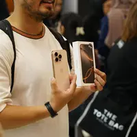 Ketahui lebih dalam fenomena stiker hitam untuk perlindungan iPhone yang sedang viral. Apa fungsinya dan mengapa penting bagi Sahabat Fimela? (Blibli)