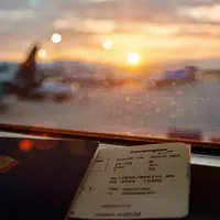 Ilustrasi tiket pesawat. Foto: unsplash.com.