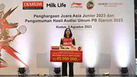 PB Djarum memberikan apresiasi berupa bonus Rp45 juta untuk tunggal putri, Mutiara Ayu Puspitasari, yang meraih gelar juara di Asia Junior Championships 2023. (dok. Megapro Communications for PB Djarum)