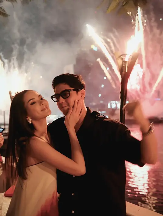 Untuk tampilan malam, Al tampil memukau dalam balutan kemeja hitam yang klasik namun tetap berkelas. Pilihan outfit ini membuktikan bahwa gaya monokrom tak hanya praktis, tapi juga bisa menjadi statement elegan saat dipadukan dengan elemen yang tepat. [@alghazali7].