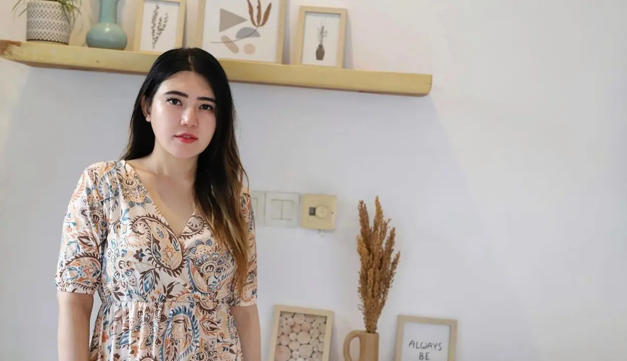 Dress dengan motif paisley juga menjadi outfit yang tak terkalahkan pesonanya. Gaya ini sudah pasti akan menambah kenyamanan dalam bergaya.