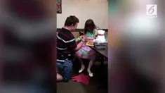Di tengah keterbatasan, video lamaran Danny kepada Ashley mampu membuat warganet terharu.