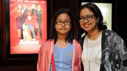 Rini dan putrinya, Jeihan saat Premier Film ANNIE di Plaza Indonesia XXI, Jakarta, Rabu (21/1/2015). Menurut mereka, musik dan setting Broadway menjadi hal yang paling menarik dari film ANNIE. (Liputan6.com/Panji Diksana)