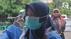 Petugas kesehatan melakukan screning saat simulasi vaksin COVID-19 di Puskesmas Tapos, Depok, Jawa Barat, Kamis (22/10/2020). Pemkot Depok menggelar simulasi vaksin COVID-19 dalam rangka persiapan vaksinasi yang rencananya akan dilaksanakan bulan November 2020. (Liputan6.com/Herman Zakharia)