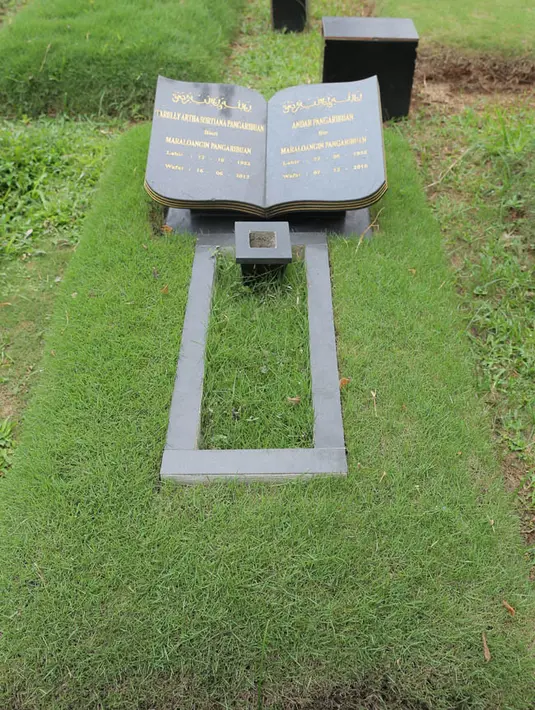 Ully Artha diketahui meninggal akibat penyakit komplikasi yang sudah lama dideritanya. Sebelum meninggal Ully sempat tak sadarkan diri. Ully meninggal dunia pada 16 Juni 2013. (Deki Prayoga/Bintang.com)