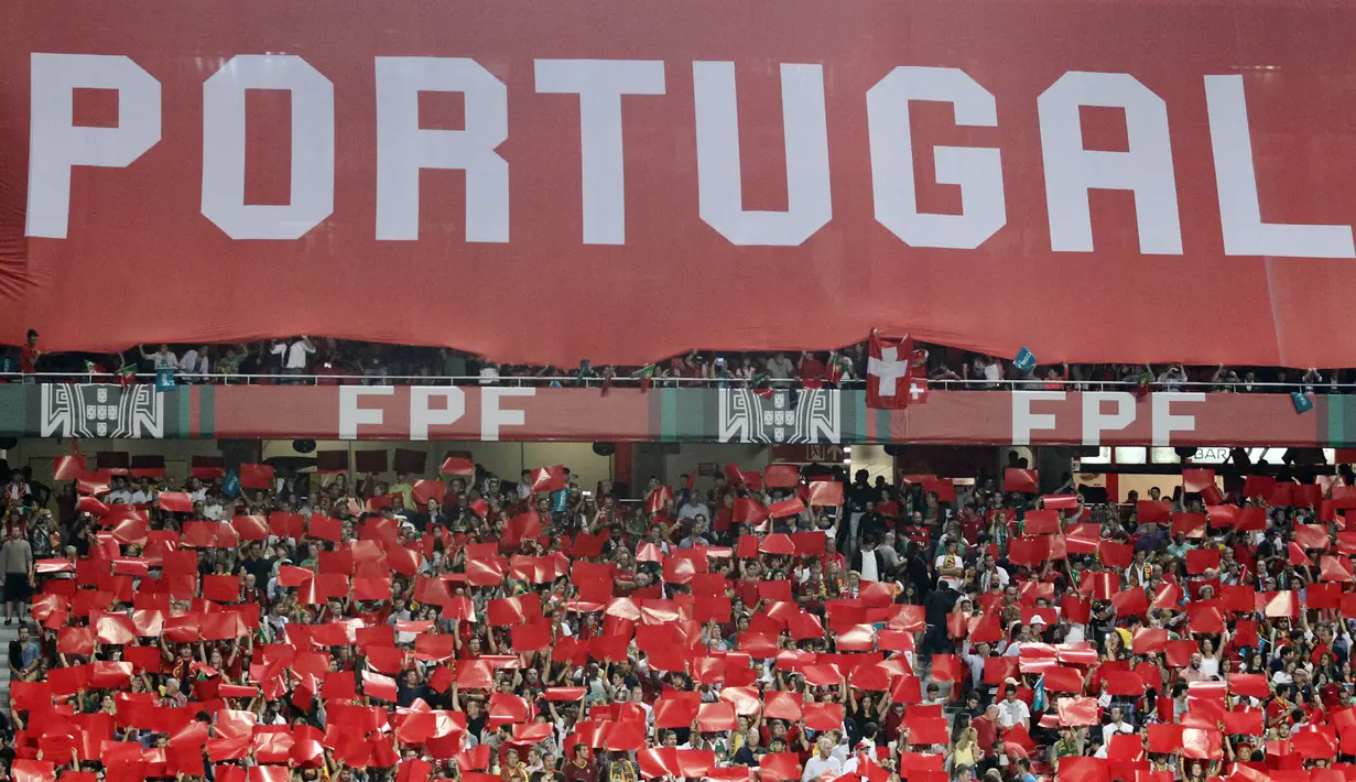 Spanduk bertuliskan Portugal dibentangkan suporter saat pertandingan melawan Swiss pada laga kualifikasi Piala Dunia di Stadion Luz, Selasa (10/10/2017). Portugal menang 2-0 atas Swiss. (AP/Armando Franca)