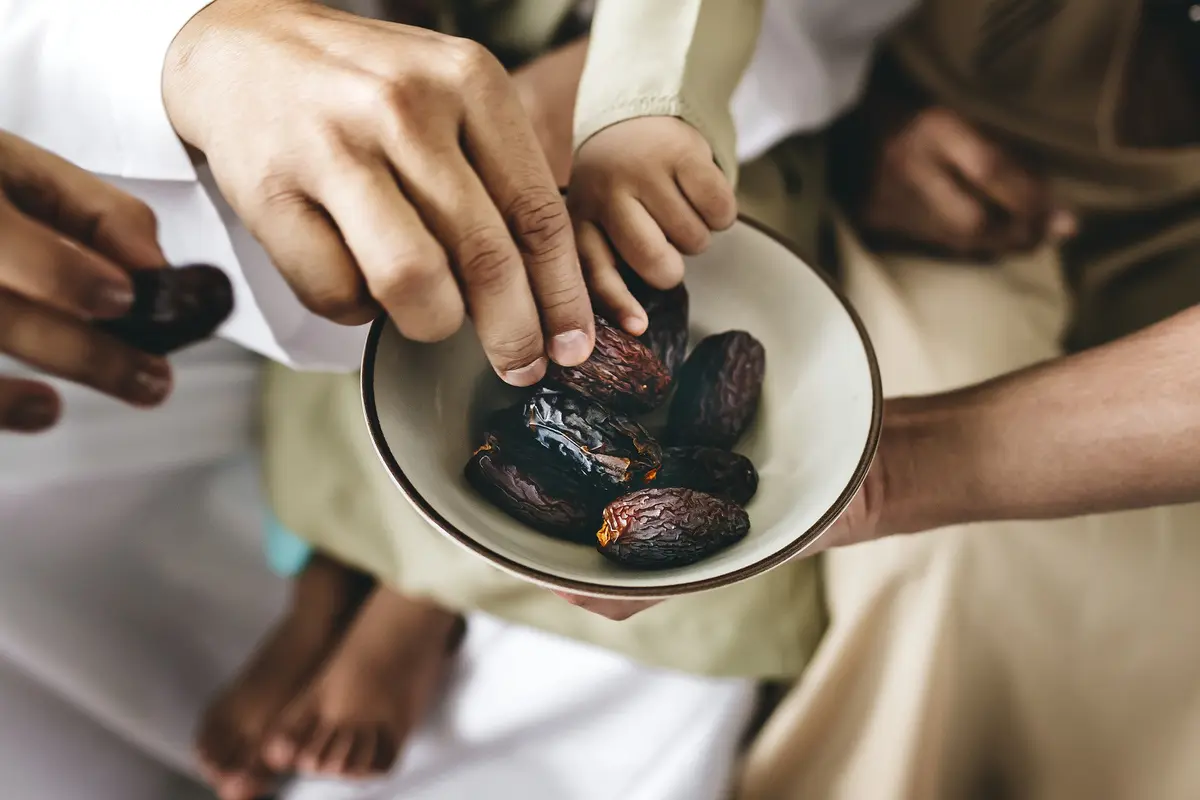 Ilustrasi buka puasa dengan kurma