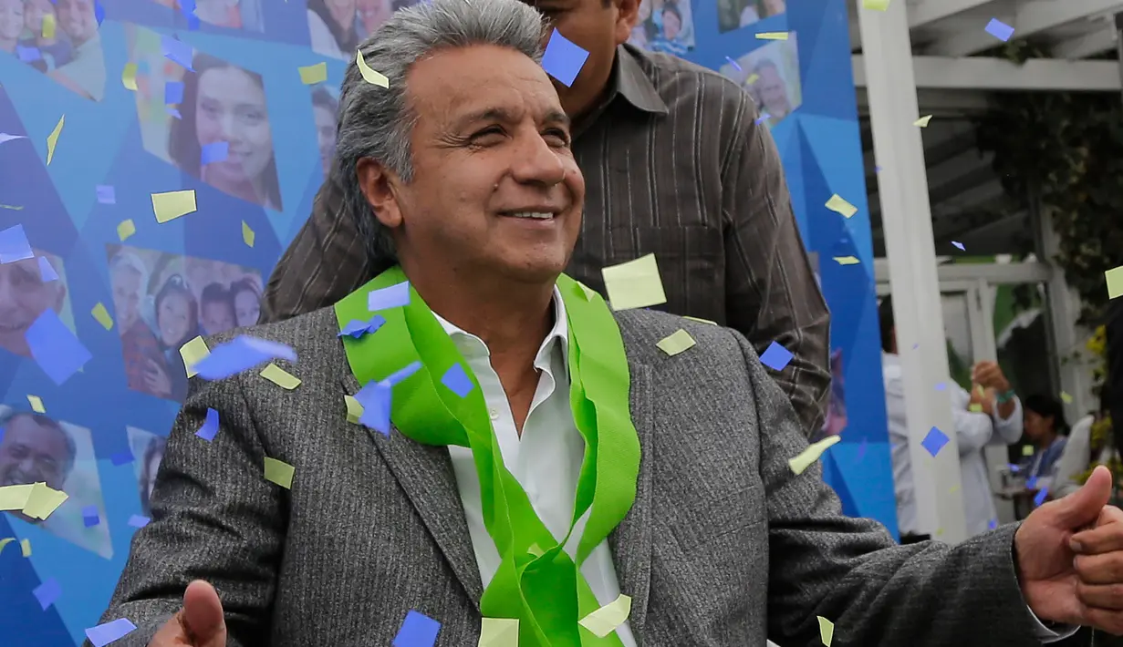 Lenin Moreno merayakan kemenangannya dalam pemilihan presiden Ekuador, di posko pemenangan Moreno di Quito, Ekuador, Selasa (4/4). Data otoritas pemilu setempat menunjukkan Moreno meraih suara sekira 51 persen. (AP Photo / Dolores Ochoa)