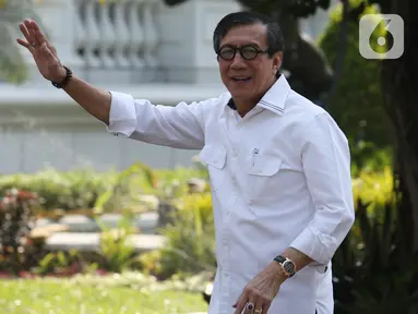 Mantan Menteri Hukum dan HAM Yasonna Laoly tiba di Istana, Jakarta, Selasa (22/10/2019). Yasonna tersenyum dan melambaikan tangan kepada media jelang wawancara calon menteri Kabinet Kerja Jilid II bersama Presiden Joko Widodo. (Liputan6.com/Angga Yuniar)