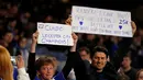 Suporter Chelsea membawa poster dukungan kepada pelatih Leicester City, Claudio Ranieri, saat pertandingan melawan Tottenham Hotspur di Stadion Stamford Bridge, London, (2/5/2016). (Action Images via Reuters/John Sibley)