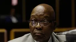 Mantan Presiden Afrika Selatan Jacob Zuma saat menjalani persidangan kasus korupsi di Pengadilan Tinggi di Pietermaritzburg (23/5/2019). Tuduhan korupsi tersebut menyebabkan Zuma dipaksa mundur dari posisinya sebagai presiden pada bulan Februari lalu. (AFP Photo/Themba Hadebe)