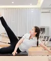 Pilates banyak melatih kekuatan core dan kontrol tubuh, sementara boxing memberikan tantangan kardio dengan gerakan yang lebih dinamis. (Foto/Dok: Pexels)