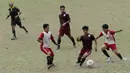 Pemain Universitas Negeri Makassar (UNM), Akbar, berusaha melewati pemain UIN Alauddin pada laga Torabika Campus Cup 2017 di Stadion UNM, Makassar, Rabu, (18/10/2017). UNM menang 1-0 atas UIN Alauddin. (Bola.com/M Iqbal Ichsan)