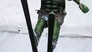 Seorang pemain ski mengenakan kostum Hulk meluncur saat ambil bagian dalam kompetisi ski tahunan Gornoluzhnik di resor ski Bobrovy Log, pinggiran kota Siberia, Rusia, 14 April 2019. Kompetisi unik ini digelar untuk menandai akhir musim ski. (REUTERS/Ilya Naymushin)