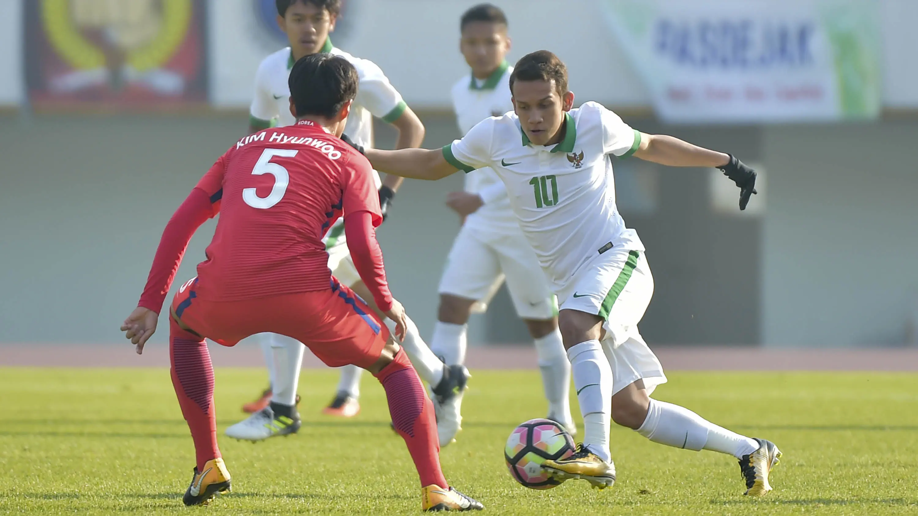 Gelandang Indonesia U-19, Egy Maulana Vikri, berusaha melewati pemain Korea Selatan (Korsel) pada kualifikasi Piala Asia U-19 2018. (AFP/Kim Doo-Ho)