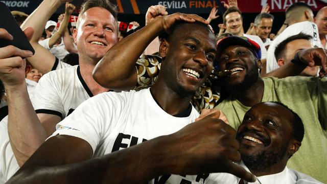 Foto: Momen Kegembiraan Suporter Eintracht Frankfurt usai Berhasil Mengantarkan Timnya Jadi Pemenang dan Tak Terkalahkan di Liga Europa