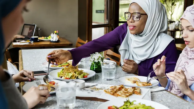 Sekelompok perempuan muslimah sedang makan bersama (Foto Dok: Freepik/rawpixel.com)