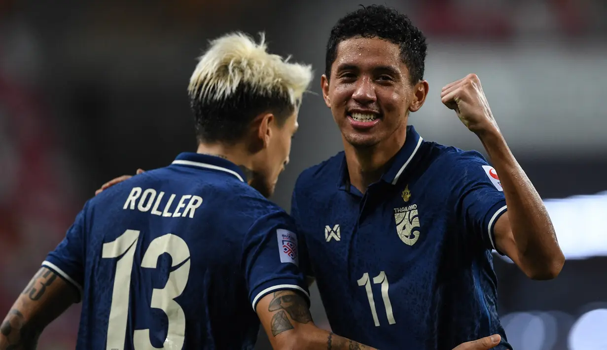Timnas Indonesia semakin tertekan usai tertinggal tiga gol dengan waktu yang kian menipis. Hal ini berhasil dimanfaatkan oleh Thailand untuk mencetak gol keempat melalui Bordin Phala pada menit ke-83. (AFP/Roslan Rahman)