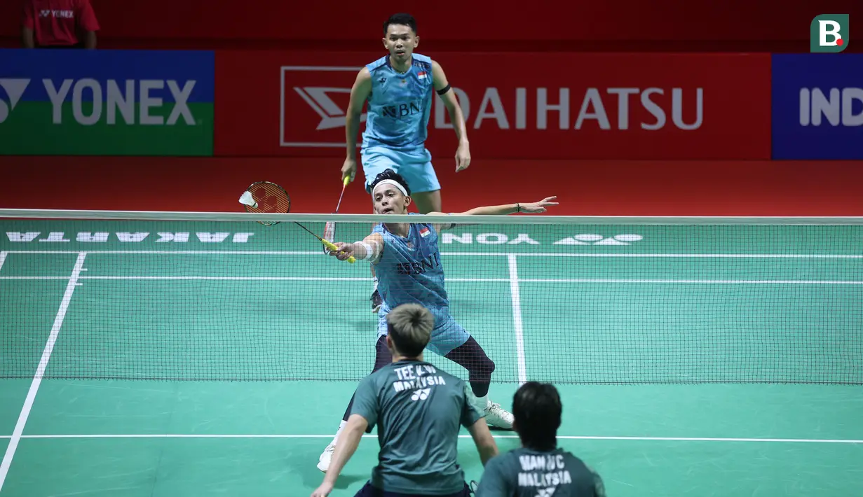 <p>Ganda putra Indonesia, Fajar Alfian/Muhammad Rian Ardianto saat melawan pasangan Malaysia, Man Wei Chong/Kai Wun Tee pada babak 16 besar Indonesia Masters di Istora Senayan, Jakarta, Kamis (25/1/2024). Fajar/Rian menang dua gim langsung dengan skor 21-18, 22-20. (Bola.com/M Iqbal Ichsan)</p>