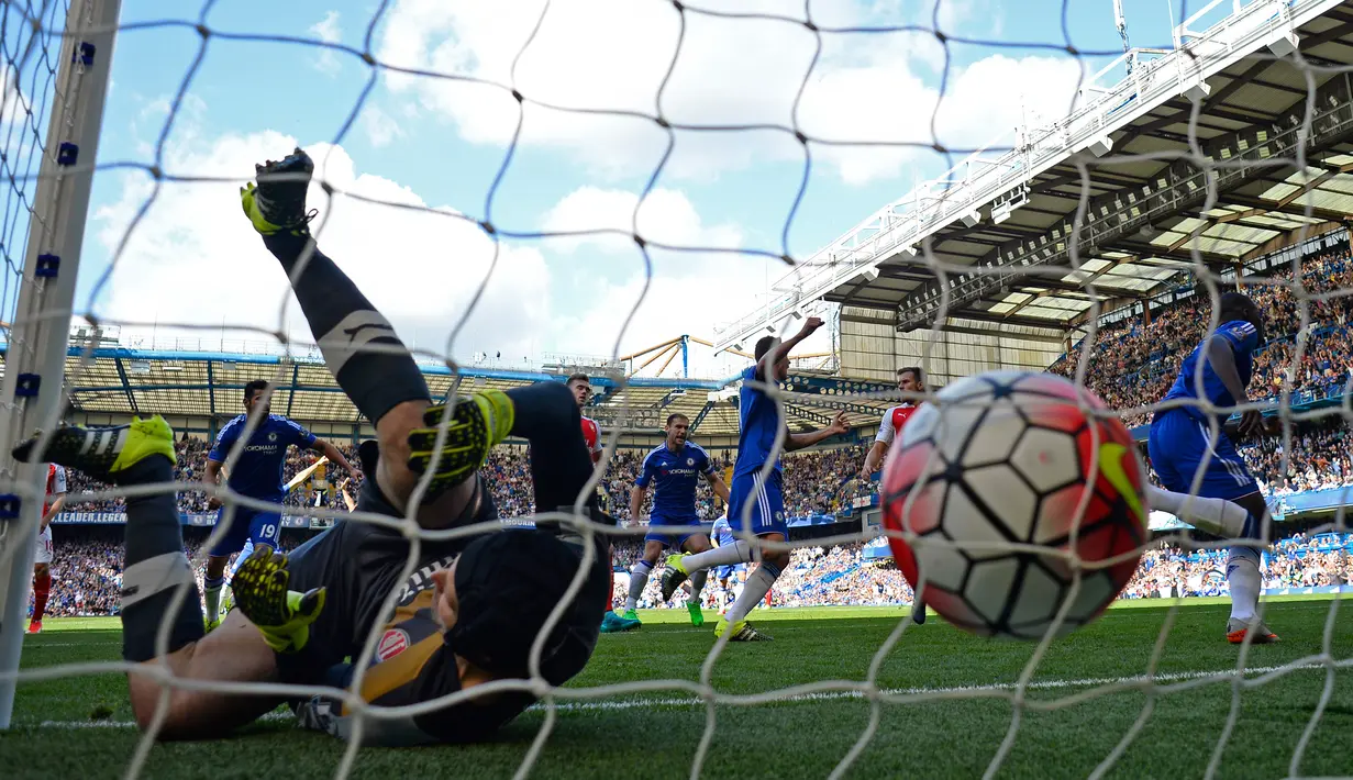 Kiper Arsenal, Petr Cech tak mampu menghalau bola yang menuju gawangnya saat laga Arsenal vs Chelsea di Stamford Bridge, Sabtu (19/9/2015). Chelsea keluar sebagai pemenang dengan skor 2-0. (Reuters/ Dylan Martinez)
