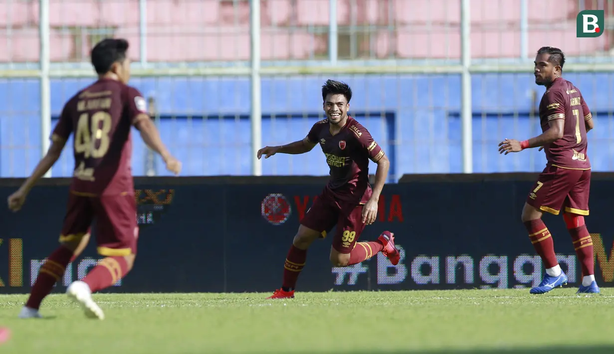 Gelandang PSM Makassar, Saldy (tengah) melakukan selebrasi usai mencetak gol pertama timnya ke gawang Borneo FC dalam laga matchday ke-3 Grup B Piala Menpora 2021 di Stadion Kanjuruhan, Malang, Rabu (31/3/2021). PSM bermain imbang 2-2 dengan Borneo FC. (Bola.com/M Iqbal Ichsan)