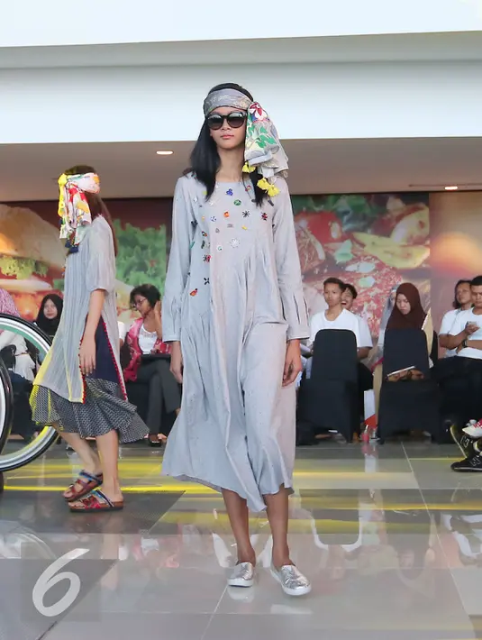 Model membawakan busana Mel Ahrya dengan tema Happa dalam fashion show di Terminal 3 Ultimate Bandara Soekarno Hatta, Tangerang, Banten, Rabu (20/7). (Liputan6.com/Angga Yuniar)