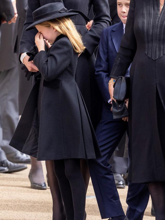 Potret Putri Charlotte Menangis di Pemakaman Ratu Elizabeth II. Ditenangkan Kate Middleton