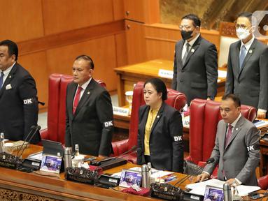 Ketua DPR Puan Maharani (kedua kanan), bersama Wakil Ketua DPR Rachmat Gobel (kiri), Lodewijk Freidrich Paulus (kedua kiri), dan Sufmi Dasco Ahmad (kanan) mengenakan pita hitam bertuliskan DK di lengan saat memimpin rapat Paripurna DPR Ke-8 Masa Persidangan I Tahun Sidang 2022-2023 di Kompleks Parlemen, Senayan, Jakarta, Selasa (4/10/2022). Dalam Rapat Paripurna tersebut DPR mengesahkan sembilan Calon Anggota Komnas HAM RI Periode 2022-2027. (Liputan6.com/Angga Yuniar)