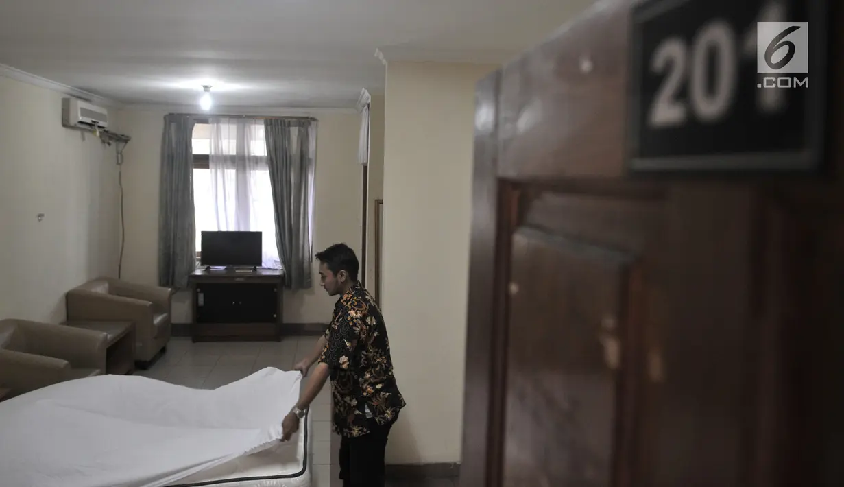 Petugas merapikan tempat tidur di Gedung E, Asrama Haji Pondok Gede, Jakarta, Kamis (4/7/2019). Panitia Penyelenggara Ibadah Haji (PPIH) embarkasi Jakarta - Pondok Gede siap menyambut jemaah haji kloter pertama DKI Jakarta yang dijadwalkan tiba pada Sabtu (6/7). (merdeka.com/Iqbal S Nugroho)