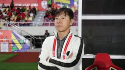 Pelatih Timnas Indonesia, Shin Tae-yong saat laga Grup B Piala AFF 2024 melawan Filipina yang berlangsung di Stadion Manahan, Solo, Jawa Tengah, Sabtu (21/12/2024). (Bola.com/Abdul Aziz)
