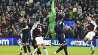 Pemain Aston Villa, Diego Carlos, berebut bola dengan kiper Juventus, Michele Di Gregorio, saat pertandingan tLiga Champions di Villa Park, Birmingham, Inggris, Rabu 27 November 2024. (David Davies/PA melalui AP)