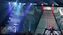 Aksi DJ Armin Van Buuren dalam konser bertajuk 'Armin Only Embrace World Tour', di JIExpo Kemayoran, Jakarta, Jumat (31/3). (Liputan6.com / Herman Zakharia)