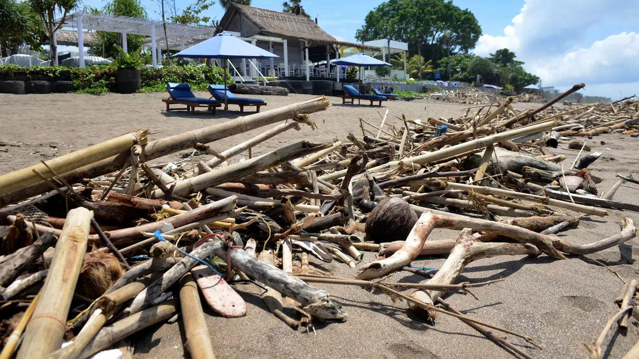Tumpukan Puing dan Sampah Penuhi Pantai di Bali