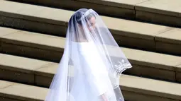 Penampilan Meghan Markle saat akan melangsungkan upacara pernikahan dengan Pangeran Harry di St George's Chapel, Kastil Windsor, Windsor, Inggris, Sabtu (19/5). (Andrew Matthews/POOL/AFP)