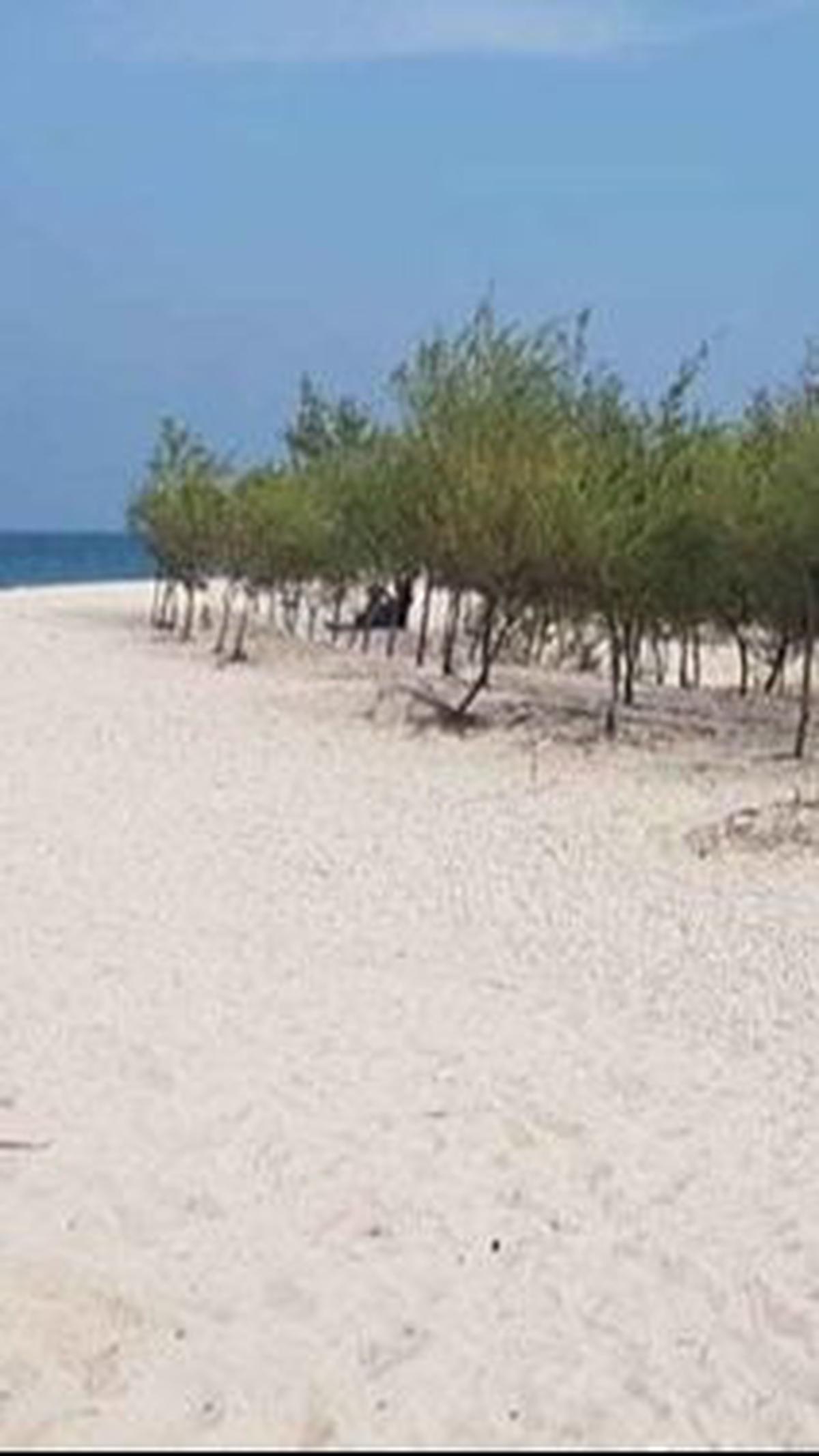 1. Pantai Remen<br>