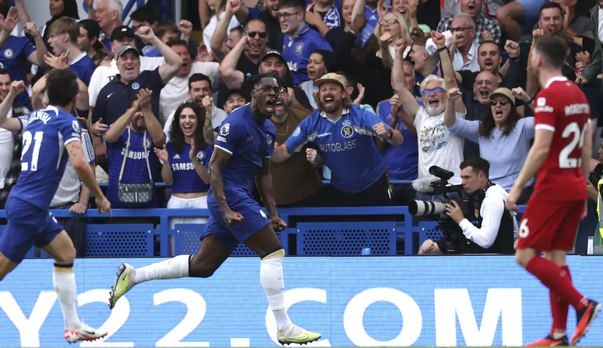 Bek anyar Chelsea Axel Disasi merayakan gol yang dicetaknya ke gawang Liverpool pada pekan ke-1 Premier League 2023/2024, Minggu (13/8/2023). (AP Photo/Ian Walton)