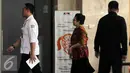 Mantan Menkes Siti Fadilah berjalan saat memenuhi panggilan KPK, Jakarta, Senin (7/3). Siti diperiksa sebagai saksi terkait dugaan korupsi pengadaan alat kesehatan RS Unair tahap I dan II tahun Anggaran 2010. (Liputan6.com/Helmi Afandi)