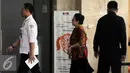 Mantan Menkes Siti Fadilah berjalan saat memenuhi panggilan KPK, Jakarta, Senin (7/3). Siti diperiksa sebagai saksi terkait dugaan korupsi pengadaan alat kesehatan RS Unair tahap I dan II tahun Anggaran 2010. (Liputan6.com/Helmi Afandi)