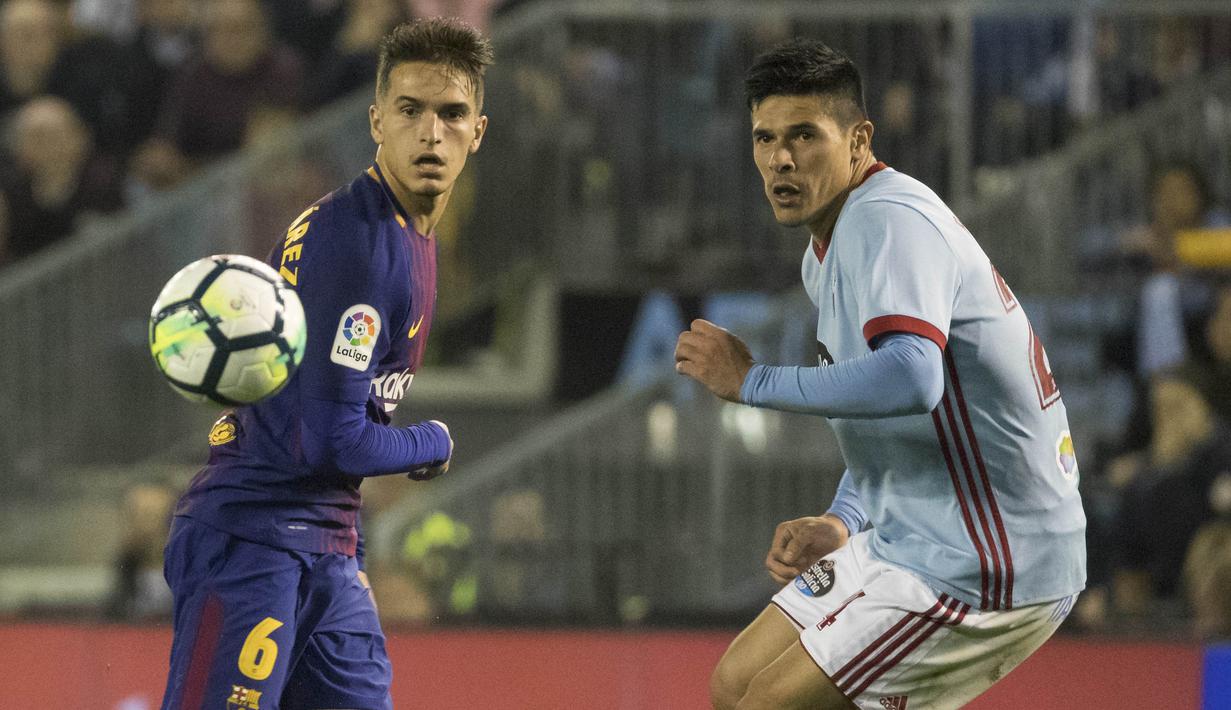 Pemain Barcelona, Denis Suarez, berebut bola dengan pemain Celta Vigo, Roncaglia, pada laga La Liga di Stadion Balaidos, Rabu (18/4/2018). Celta Vigo bermain imbang 2-2 dengan Barcelona. (AP/Lalo R. Villar)