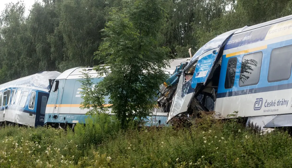 Dua kereta api bertabrakan dekat Desa Milavce antara Stasiun Domazlice dan Blizejovn di Republik Ceko, 4 Agustus 2021. Tiga orang tewas dan puluhan lainnya luka-luka ketika kereta Munich ke Praha nomor Ex 351 bertabrakan dengan layanan regional. (Michal CIZEK/AFP)