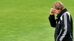 Real Madrid&#039;s German coach Bernd Schuster gestures during a training session on the eve of a Champions league match against Juventus in Madrid, on November 04, 2008. AFP PHOTO/PHILIPPE DESMAZES