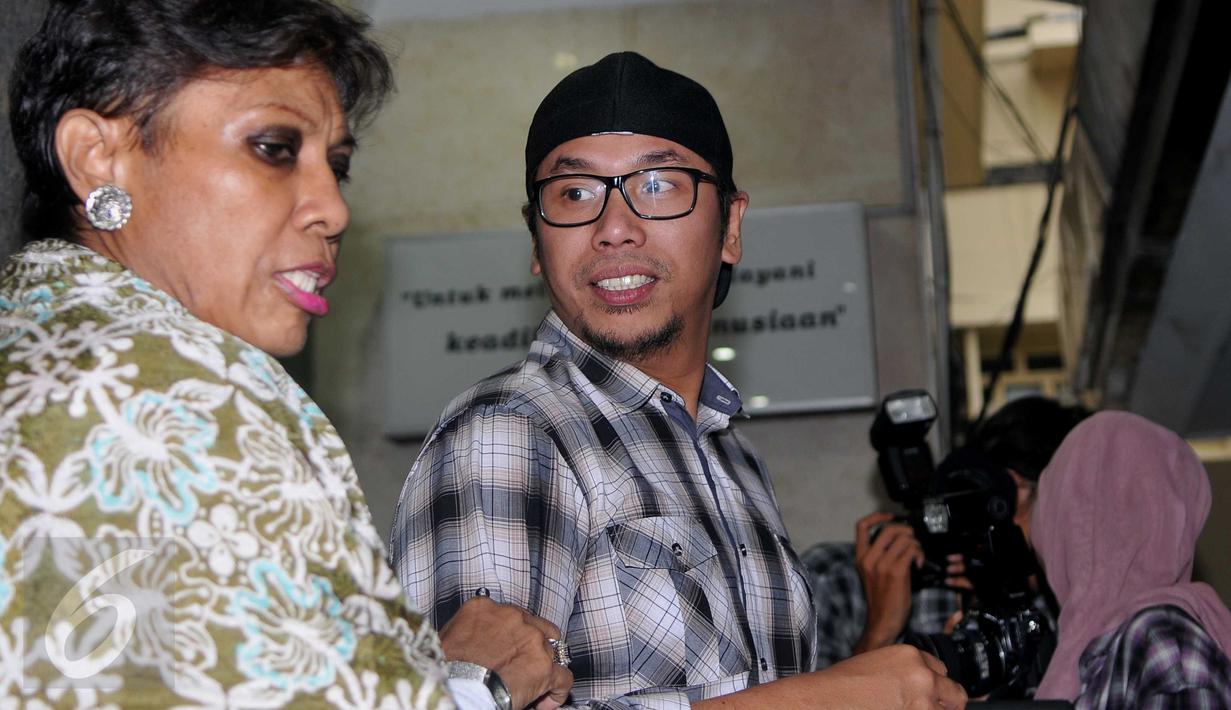 Sammy Simorangkir (kanan) mendatangi Mabes Polri untuk melaporkan label yang menaunginya di Jakarta, Minggu (9/11/2015). Sammy melaporkan label rekaman Pro M dengan tuduhan penipuan. (Liputan6.com/Gempur M Surya)