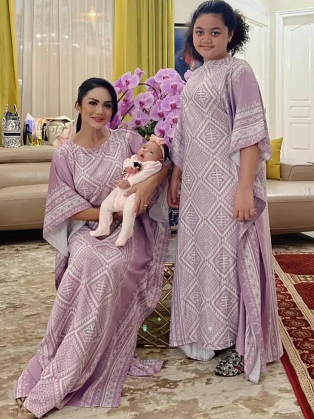 7 Potret Krisdayanti Bersama Cucu, Perdana Menginap di Rumah Nenek