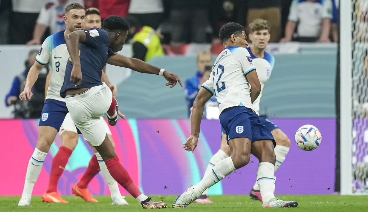 Gelandang Prancis Aurelien Tchouameni mencetak gol pembuka untuk timnya ke gawang Inggris pada perempat final Piala Dunia 2022 di Al Bayt Stadium, Al Khor, Minggu (11/12/2022) dini hari WIB. Prancis menang 2-1 dalam laga yang diwarnai kegagalan penalti Harry Kane. (AP Photo/Christophe Ena)