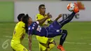 Kapten tim Arema FC, Johan Ahmat Farizi melakukan tendangan salto saat laga 8 besar Piala Presiden 2017 melawan Sriwijaya FC di Stadion Manahan, Solo, Minggu (26/2). Arema melaju ke semifinal setelah unggul 1-0. (Liputan6.com/Helmi Fithriansyah) 