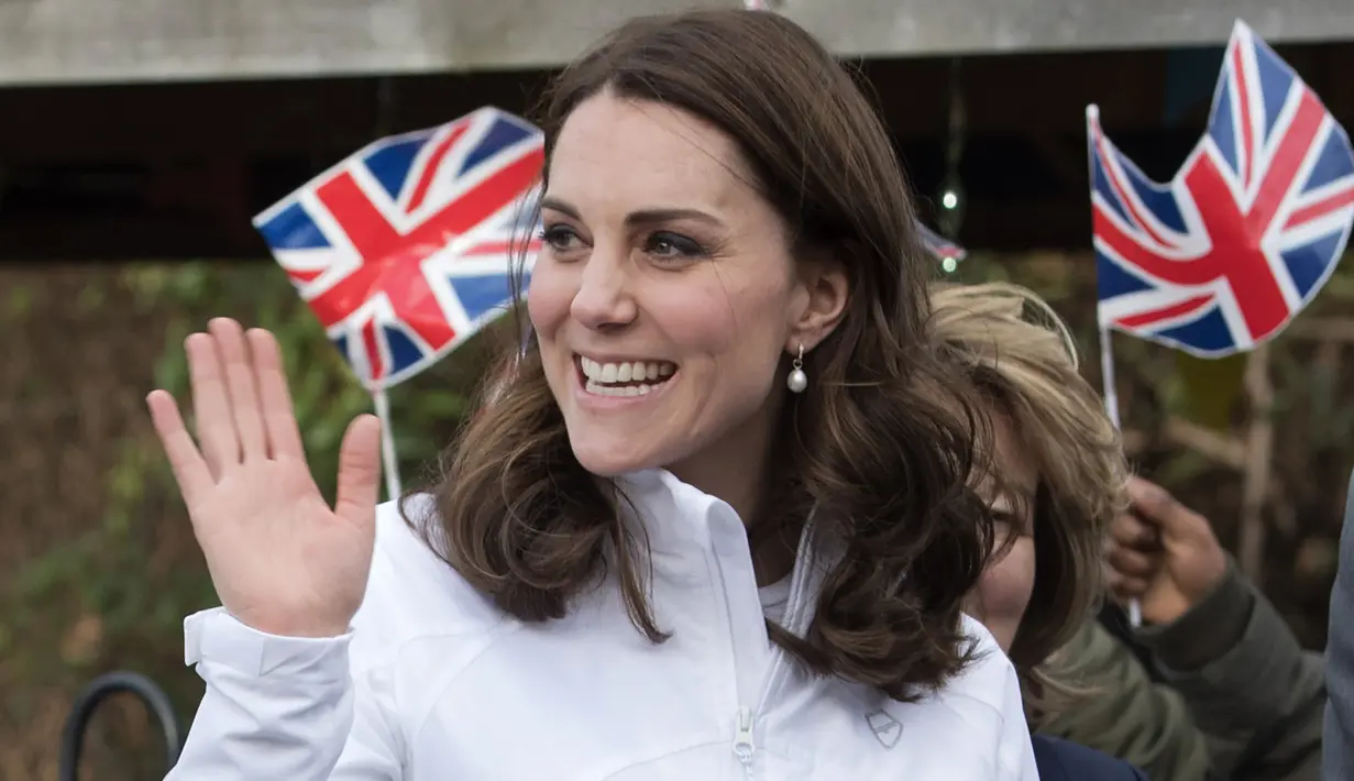 Duchess of Cambridge, Kate Middleton melambaikan tangan setibanya di Bond Primary School, London, 17 Januari 2018. Meski sudah memasuki bulan ke-6, Kate Middleton masih aktif menjalani misi-misi kerajaan. (Arthur Edwards /POOL/AFP)