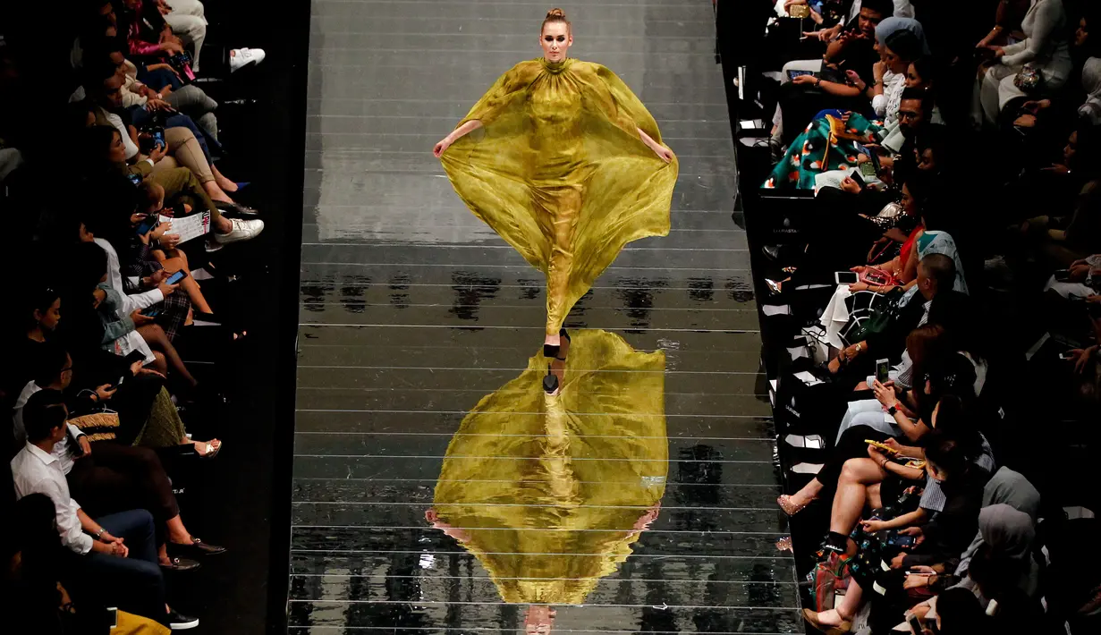Model berjalan di atas catwalk membawakan busana kreasi Fiziwoo selama Festival Fashion Week di Kuala Lumpur, Malaysia, (18/8). (AP Photo / Daniel Chan)